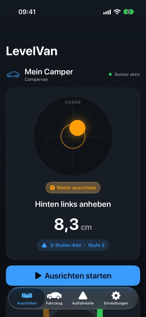 Der Startbildschirm von LevelVan: eine Libelle, darunter die Anweisung „Hinten links anheben", 8,2 cm und die empfohlene Keilstufe.