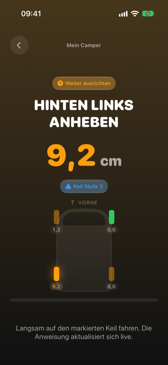 Der Ausrichten-Bildschirm mit der großen Anweisung „Hinten links anheben", 9,0 cm und einer Draufsicht des Fahrzeugs, bei der das betroffene Rad hervorgehoben ist.