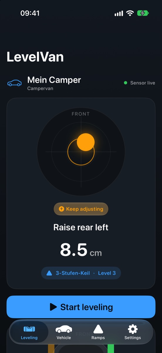 The LevelVan home screen: a bubble level, below it the instruction “Raise rear left”, 8.2 cm and the recommended ramp stage.